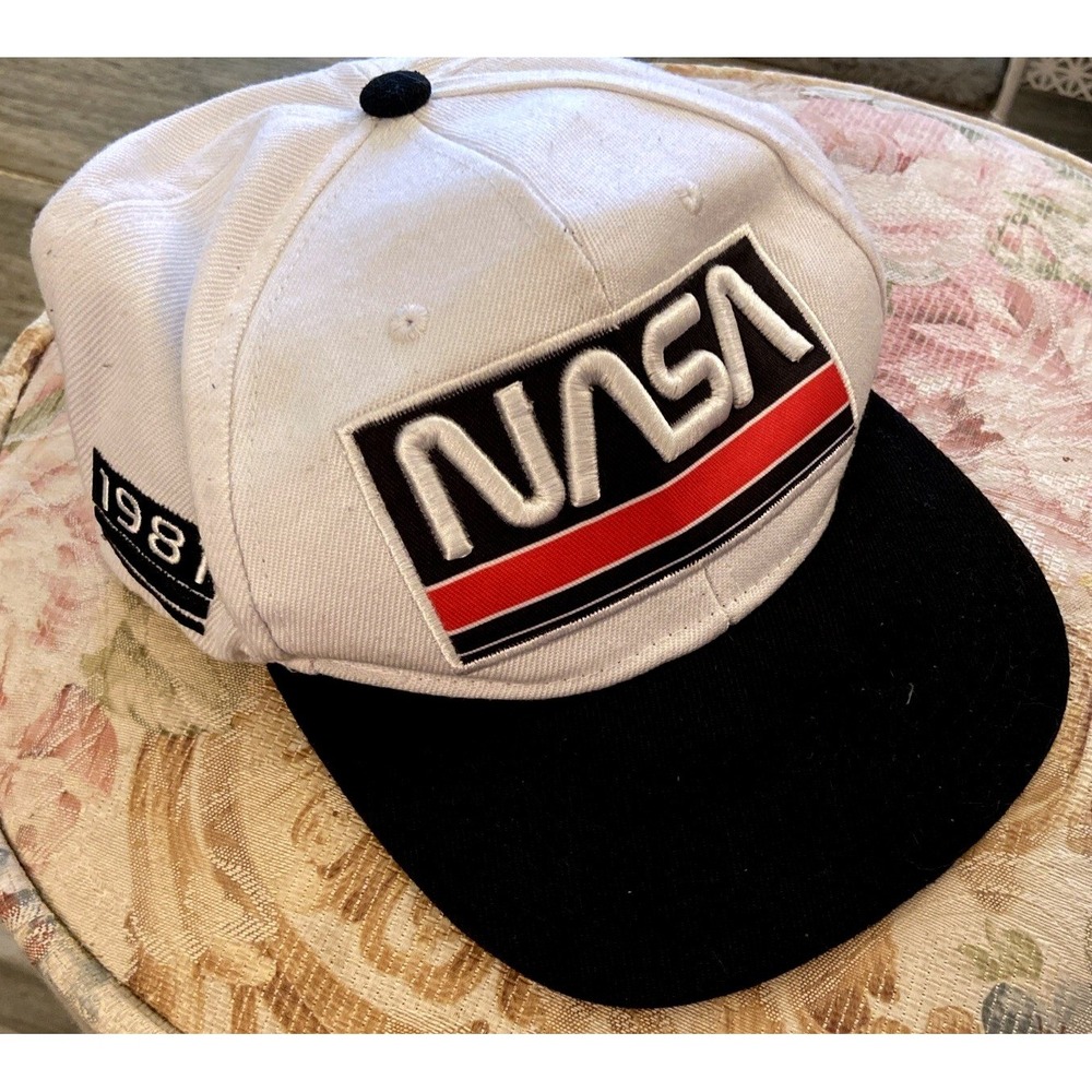 Vintage NASA 1981 Space Program Snapback Hat White Black Flat Brim Cap